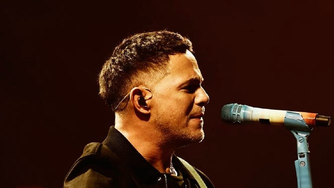 Con lluvia y mucho romance, Alejandro Sanz enamoró Lima en un emblemático concierto [CRÓNICA]