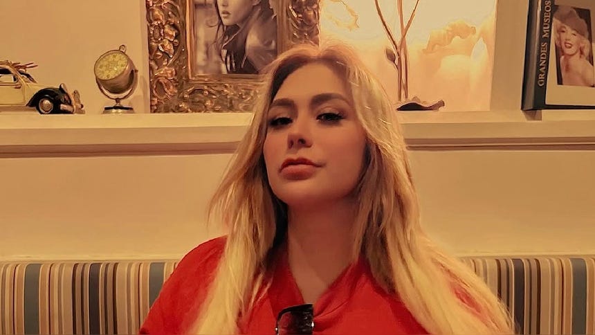 Fátima Segovia 'La chuecona' es una influencer y personalidad de televisión peruana.