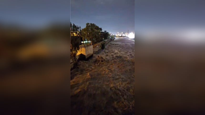 Caudal del río Rímac la noche del miércoles 25 de febrero captado en el Cercado de Lima. 