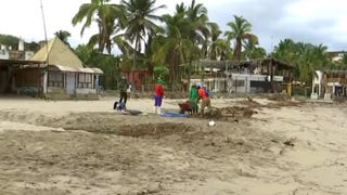 Máncora se recupera: trabajadores realizan labores de limpieza tras temporal de lluvias