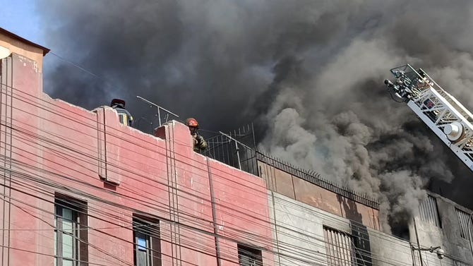 Incendio incontrolable a una cuadra del Almenara: reportan un bombero herido y dos mujeres afectadas por humo