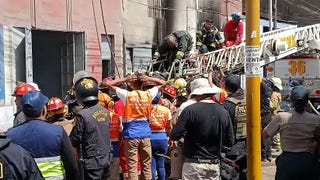 Dos bomberos heridos y otro afectado por golpe de calor en incendio a una cuadra del Hospital Almenara