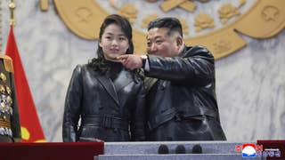 La enigmática hija de Kim Jong-un preside desfile militar junto con su padre y refuerza su perfil de sucesora del régimen [FOTOS]