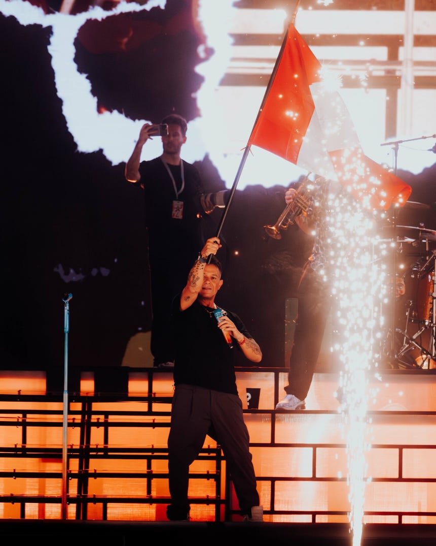 Alejandro Sanz ondeando la bandera peruana durante su primera presentación en Lima como parte de su gira ¿Y ahora qué?