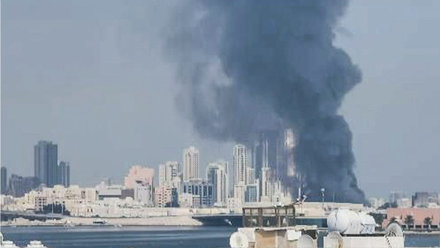Vista de una columna de humo en Baréin.