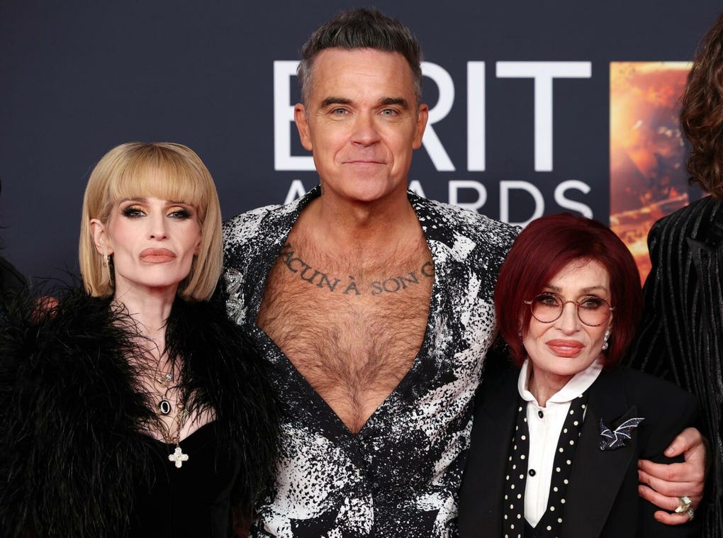 Kelly Osbourne, Robbie Williams y Sharon Osbourne posan en la alfombra roja de los Brit Awards 2026.