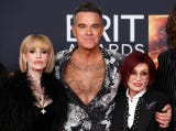 Kelly Osbourne, Robbie Williams y Sharon Osbourne posan en la alfombra roja de los Brit Awards 2026.