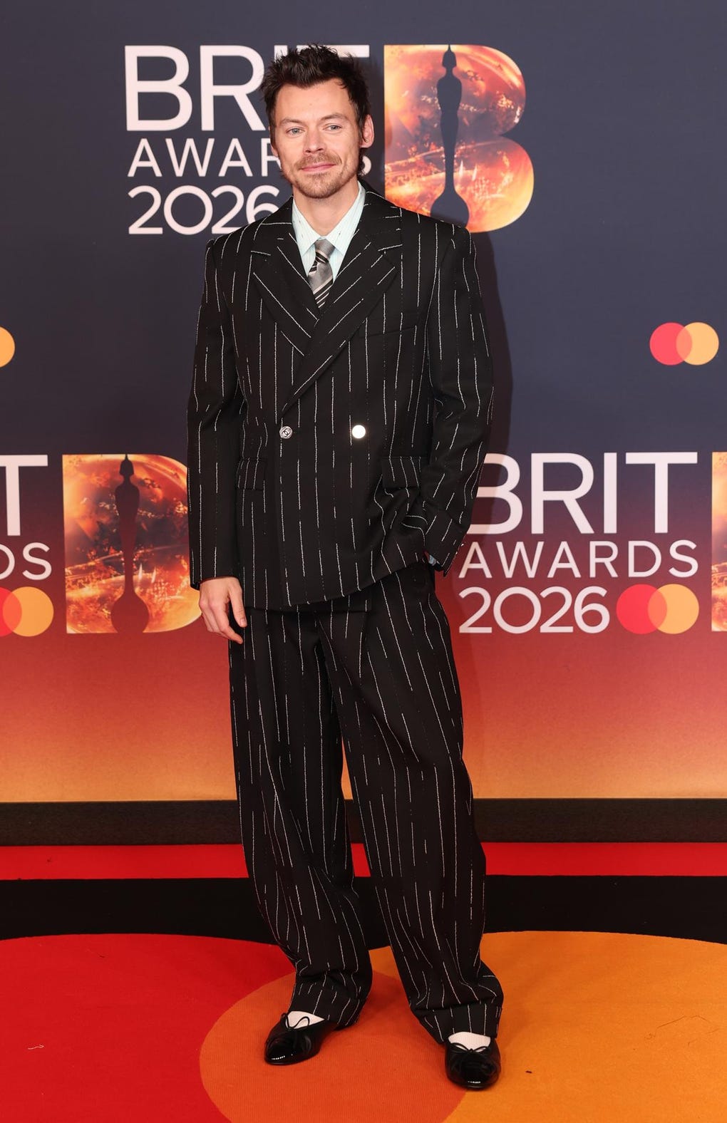 Harry Styles posando en la alfombra roja de los Brit Awards 2026.