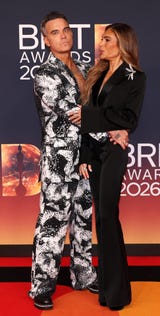 Robbie Williams y Ayda Field posan en los Brit Awards 2026.