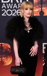 La cantante y actriz británica Kelly Osbourne, reconocida mundialmente por ser la hija del legendario rockero Ozzy Osbourne y la manager Sharon Osbourne.