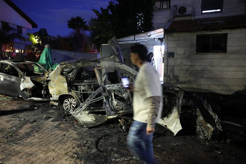 Destrucción causada por un misil disparado desde Irán, en Rosh Haayin, Israel