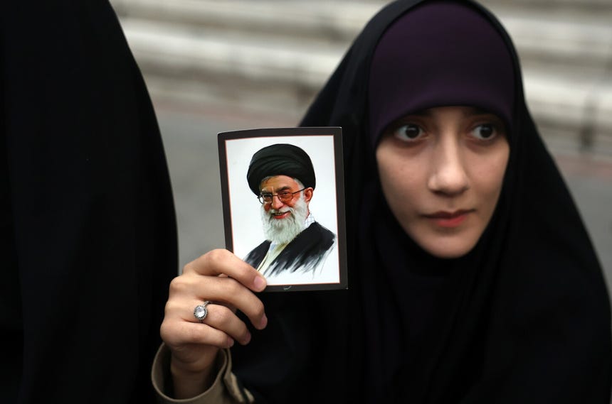 Una mujer iraní sostiene una fotografía del líder supremo iraní, el ayatolá Ali Khamenei.