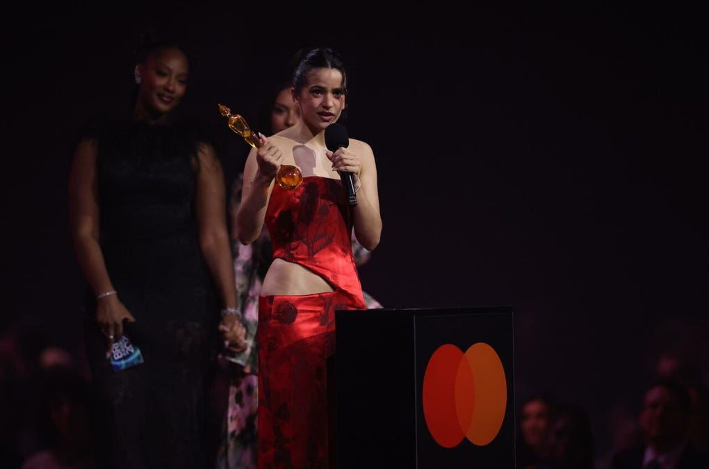 Rosalía también hizo historia al convertirse en la primera artista española en ganar el premio a Artista Internacional del Año en la ceremonia de los Brit Awards 2026.