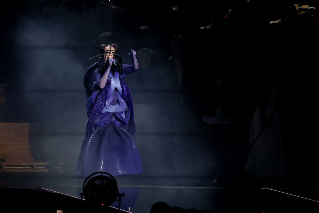 Björk fue la invitada especial de Rosalía en los Brit Awards 2026, donde la acompañó a interpretar el tema Berghain.