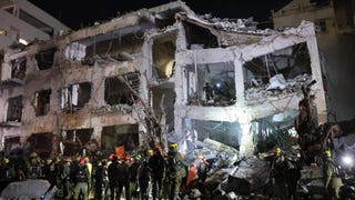 Irán anuncia el lanzamiento de la tercera y cuarta oleadas contra bases militares de Israel y EE. UU.