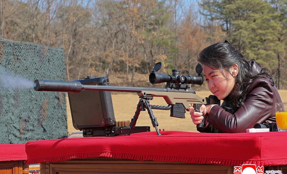 Corea del Norte difundió este sábado una inusual fotografía de la enigmática hija adolescente de Kim Jong-un disparando un rifle de francotirador, en otra señal de que podría estar siendo preparada como futura sucesora del régimen. La imagen publicada por la agencia estatal KCNA muestra a la joven, que se cree podría llamarse Kim Ju-ae o Kim Ju-hae y tener unos 13 años, apuntando y disparando un rifle con mira telescópica en un campo de tiro.