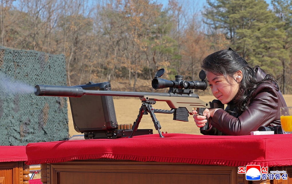 Corea del Norte difundió este sábado una inusual fotografía de la enigmática hija adolescente de Kim Jong-un disparando un rifle de francotirador, en otra señal de que podría estar siendo preparada como futura sucesora del régimen. La imagen publicada por la agencia estatal KCNA muestra a la joven, que se cree podría llamarse Kim Ju-ae o Kim Ju-hae y tener unos 13 años, apuntando y disparando un rifle con mira telescópica en un campo de tiro.