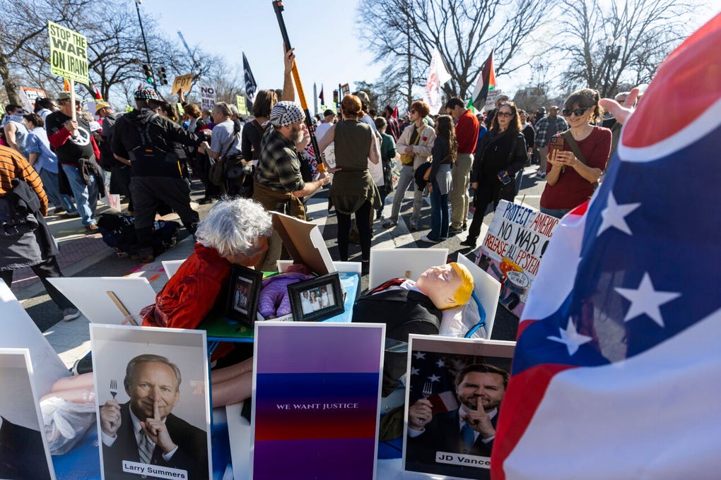El Pentágono ha utilizado el mayor despliegue naval, aéreo y logístico en Oriente Medio con los grupos de ataque del <strong>portaaviones Gerald Ford</strong> en el Mediterráneo oriental y del Abraham Lincoln en el Índico frente al <strong>Golfo de Omán,</strong> así como F-22 o aviones de reabastecimiento y de espionaje electrónico.