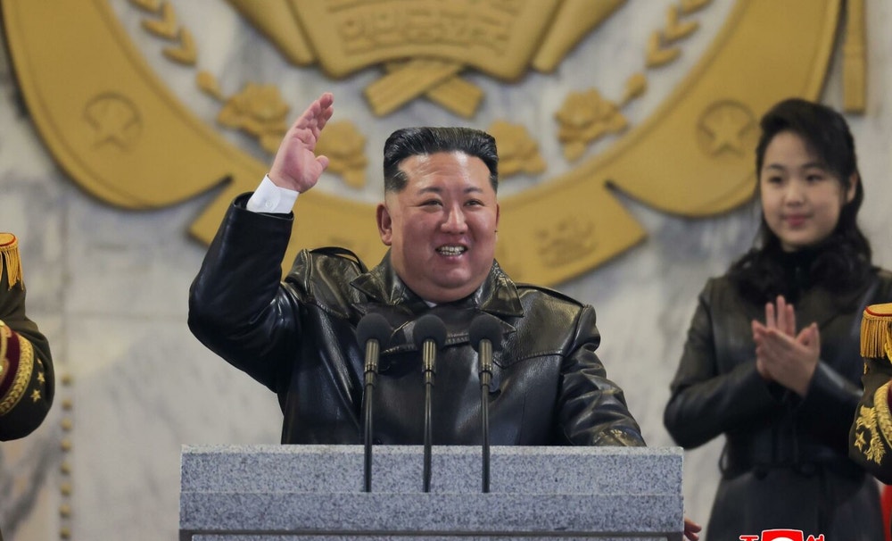 Las imágenes muestran una práctica de tiro tras un acto celebrado el viernes en la sede del Comité Central, donde, según un reporte de la KCNA, Kim Jong-un entregó personalmente rifles de francotirador a funcionarios y oficiales militares de alto rango.