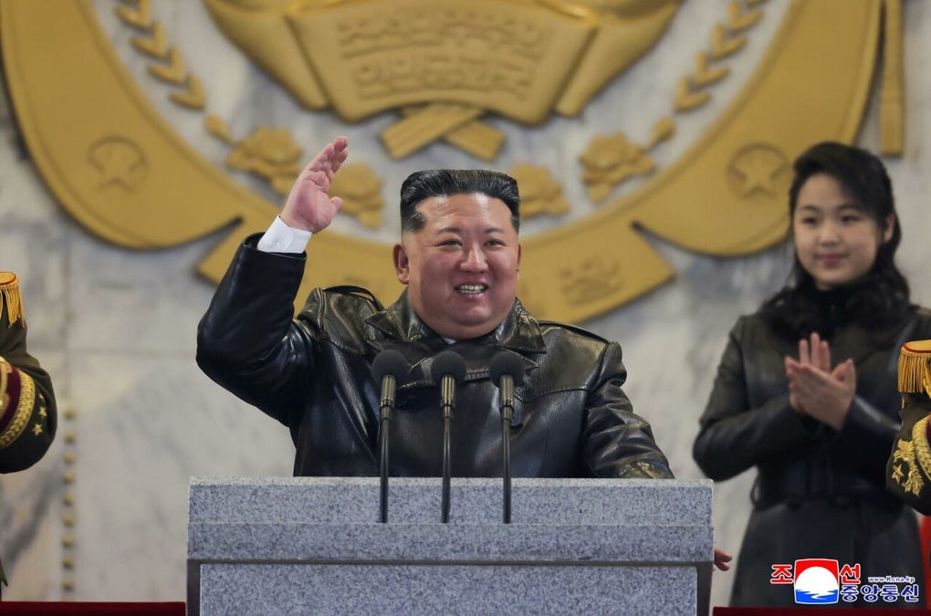 Las imágenes muestran una práctica de tiro tras un acto celebrado el viernes en la sede del Comité Central, donde, según un reporte de la KCNA, Kim Jong-un entregó personalmente rifles de francotirador a funcionarios y oficiales militares de alto rango.