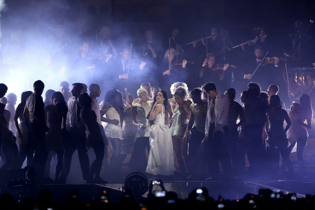 A principios de 2026, Rosalía ha definido su nuevo álbum, Lux, como su proyecto más ambicioso hasta la fecha, describiéndolo como un disco de electrónica sagrada que explora la luz tras la oscuridad.