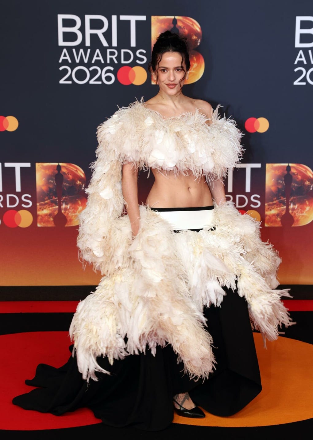La cantante española Rosalía posa en la alfombra roja durante de los Brit Awards 2026.