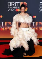 La cantante española Rosalía posa en la alfombra roja durante de los Brit Awards 2026.