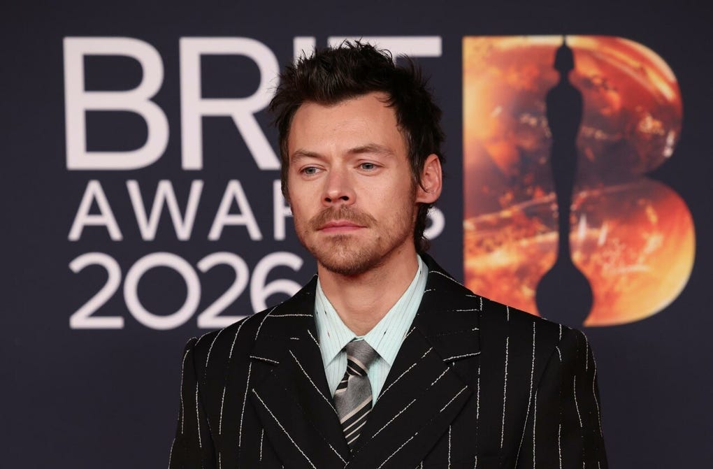 Harry Styles se encuentra preparando el lanzamiento de su cuarto álbum tras el éxito de Harrys House. Recientemente, se le ha visto apoyando a su pareja Taylor Russell en Londres y ha vuelto a ser tendencia por su influencia en la moda de alta costura.