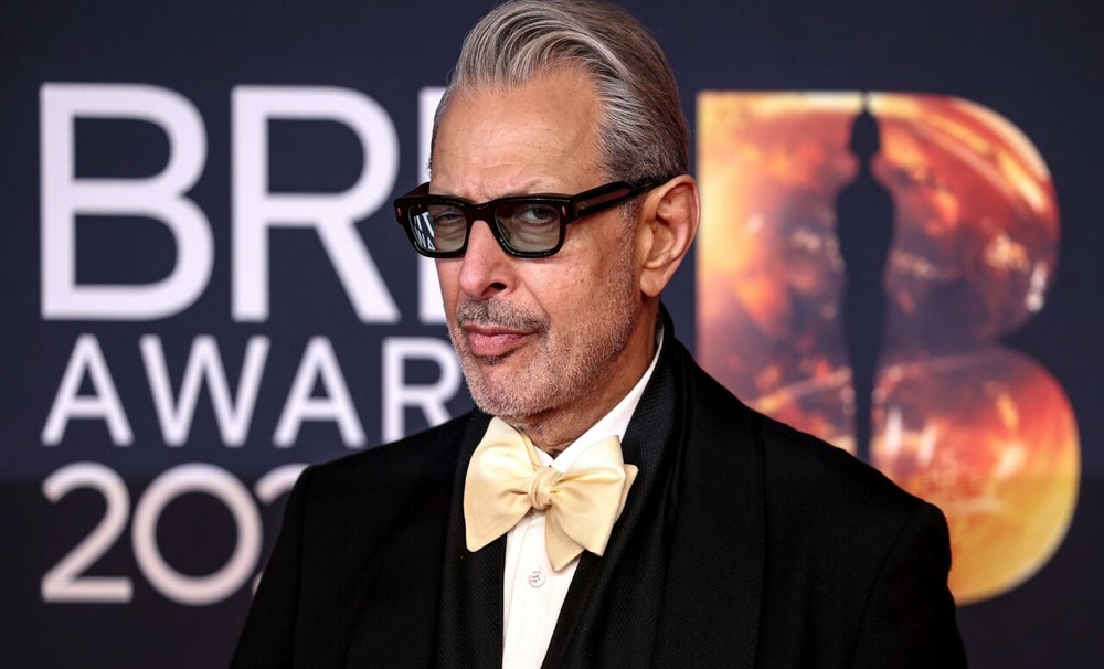 El actor y músico estadounidense Jeff Goldblum posa en la alfombra roja durante la ceremonia de los Brit Awards 2026.