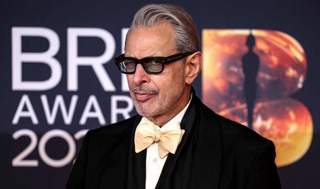 El actor y músico estadounidense Jeff Goldblum posa en la alfombra roja durante la ceremonia de los Brit Awards 2026.