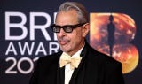 El actor y músico estadounidense Jeff Goldblum posa en la alfombra roja durante la ceremonia de los Brit Awards 2026.