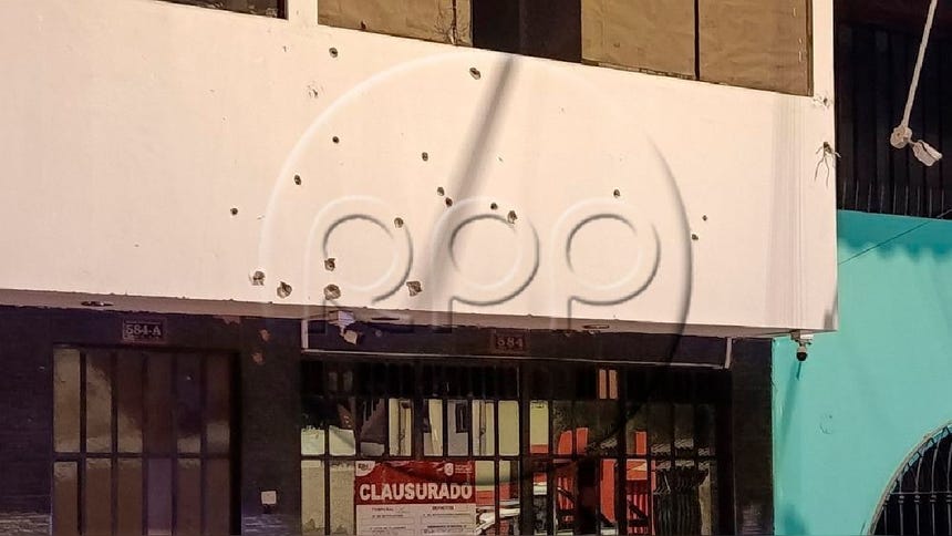 Así quedó la fachada del restobar tras el feroz ataque armado.