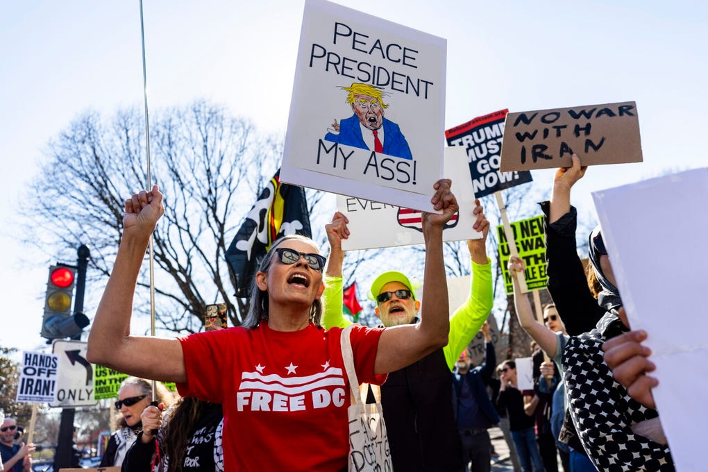 Manifestante porta un cartel con un duro calificativo hacia Trump. Y es que las <strong>autoridades de Irán</strong> informaron que más de <strong>100 niñas han muerto</strong> en un ataque israelí contra la escuela de primaria <strong>Shajareh Tayyebeh</strong>, situada en la ciudad sureña iraní de Minab.