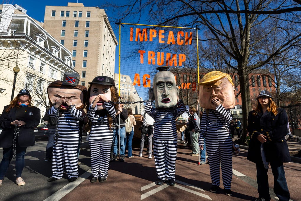 Otro de los ataques de <strong>Israel </strong>y <strong>Estados Unidos</strong> a <strong>Irán </strong>alcanzó un <strong>pabellón deportiv</strong>o en la ciudad de <strong>Lamerd</strong>, en el sur del país, con un <strong>balance de al menos 15 muertos</strong>, informó el gobernador de <strong>Lamerd</strong>, en declaraciones recogidas por la agencia de noticias <strong>Mehr</strong>.