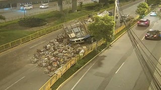 Caos vehicular en La Molina: carga de pesado camión se volcó en plena avenida Javier Prado [VIDEO]