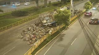 Caos vehicular en La Molina: carga de pesado camión se volcó en plena avenida Javier Prado [VIDEO]