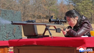Sigue los pasos de su padre: la enigmática hija de Kim Jong-un es captada disparando un rifle de francotirador [FOTOS]