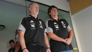 Mano Menezes volvió a las tribunas: segunda visita y presencia en el Monumental