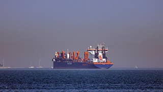 Aumentan las tensiones en el Estrecho de Ormuz mientras petroleros quedan atrapados en el fuego cruzado