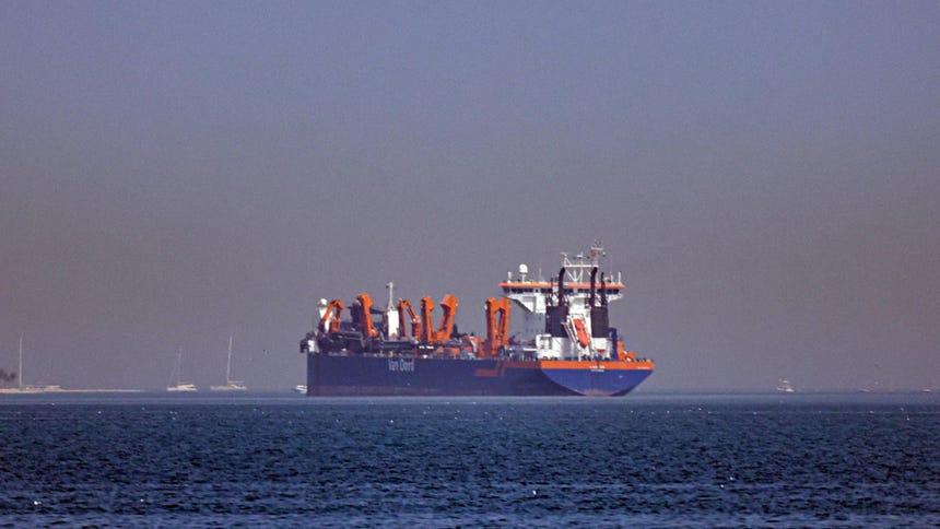 Un barco fondeado frente a la costa de Dubái, Emiratos Árabes Unidos, el 1 de marzo de 2026.