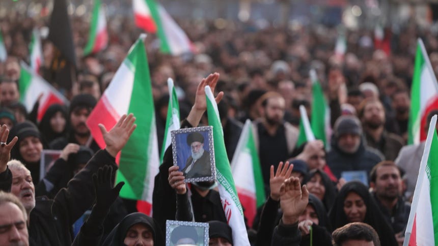 Numerosas personas se han concentrado en la plaza Enqelab de Teherán, en señal de duelo tras la muerte del líder supremo iraní, el ayatolá Alí Jamenei, el 1 de marzo de 2026. Según un comunicado de los medios estatales iraníes emitido el 1 de marzo de 2026, Jamenei murió en un ataque aéreo durante una campaña militar conjunta de Estados Unidos e Israel que comenzó el 28 de febrero de 2026.