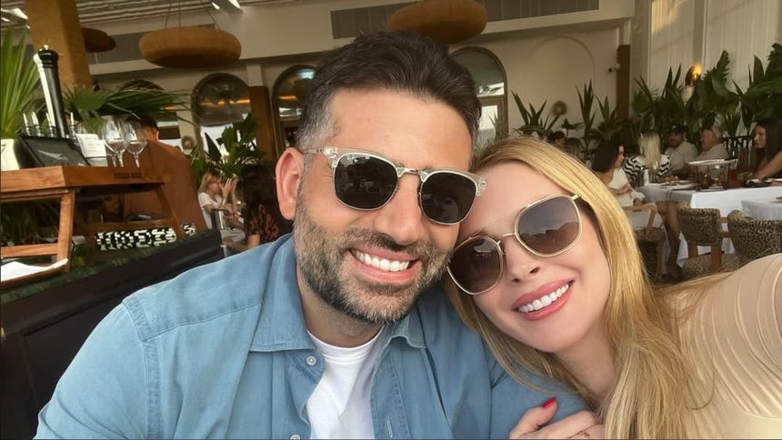 Lindsay Lohan vive en Emiratos Árabes Unidos junto a su esposo Bader Shammas y su pequeño hijo.