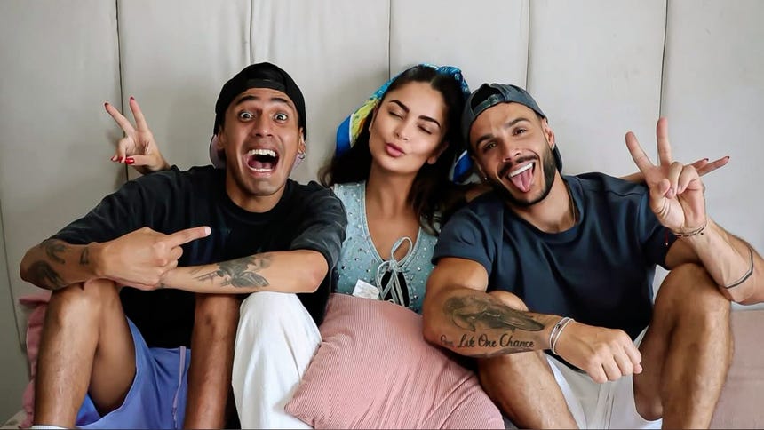 Laura Spoya se comunicó con Mario Irivarren y GerardoPe en su podcast La Manada.