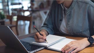 Estudiar sí abre puertas: crece la inserción laboral de jóvenes universitarios en el Perú