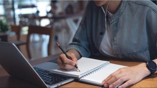 Estudiar sí abre puertas: crece la inserción laboral de jóvenes universitarios en el Perú