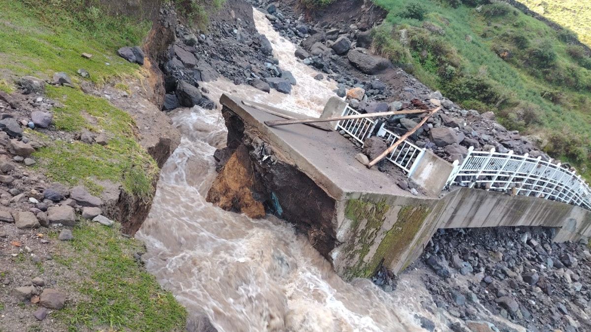 Cajatambo: deslizamiento de tierra y desborde de río afectan a pobladores