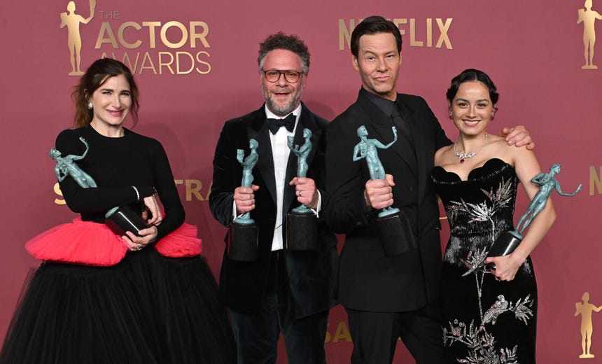 Kathryn Hahn, Seth Rogen, Ike Barinholtz y Chase Sui Wonders celebran el Actor Award a Mejor Reparto en una Serie de Comedia por 'The Studio'.
