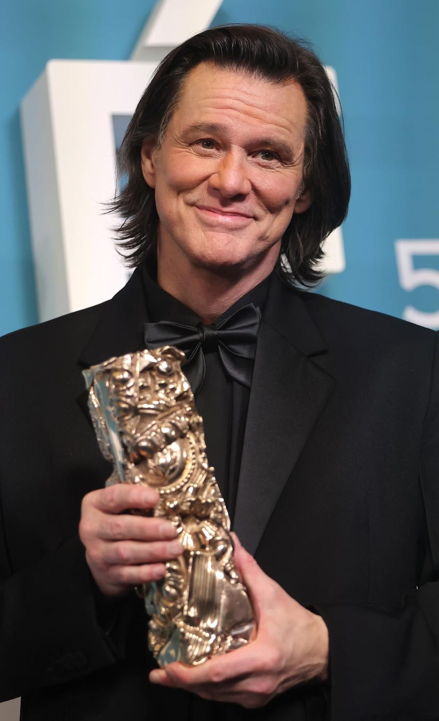Jim Carrey posa con el Premio César Honorífico en la sala de prensa durante la 51° ceremonia anual de los Premios César, celebrada en la sala de conciertos Olympia de París, Francia