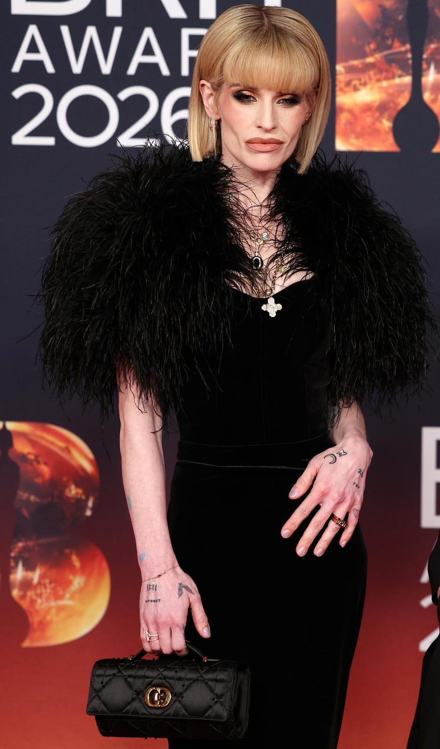 La cantante y actriz británica Kelly Osbourne posó en la alfombra roja durante la ceremonia de los Premios Brit 2026.