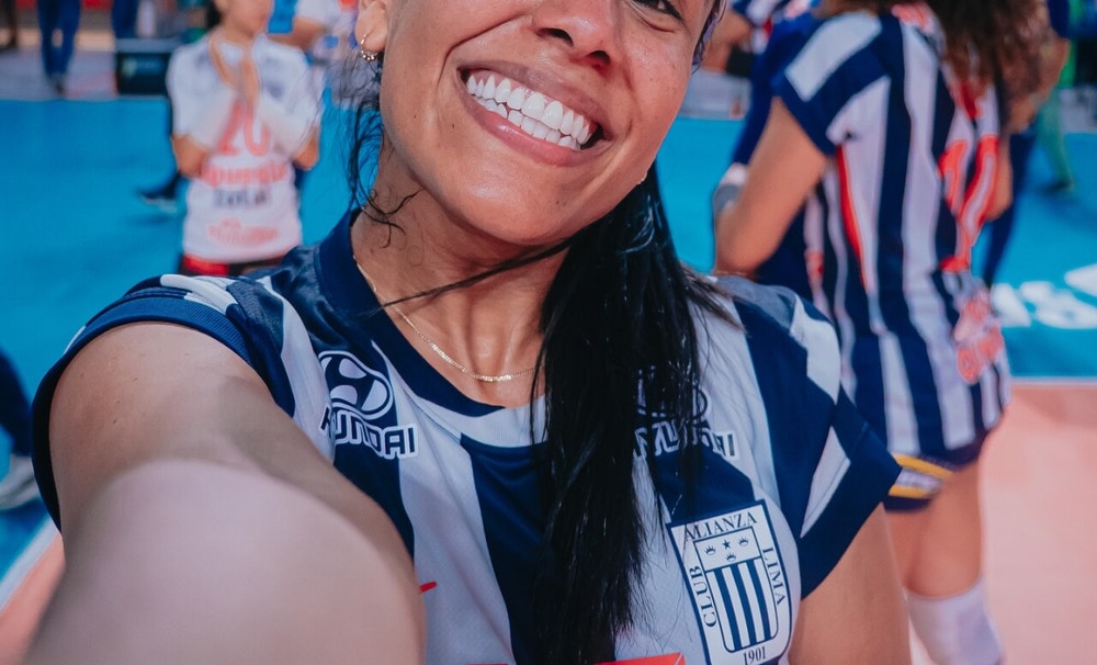 Alianza Lima, que llegó en el primer lugar del certamen ante Universitario y supo hacer prevalecer su cindición de líder para imponerse por 25-22, 17-25, 25-19 y 25-13 en el Polideportivo Lucha Fuentes, ubicado en Villa El Salvador